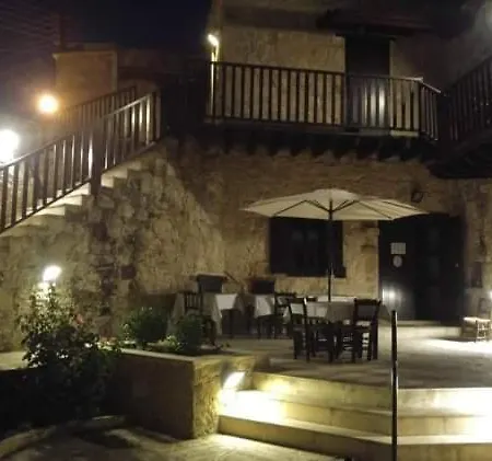 Amarakos λειτουργεί υπό νέα διεύθυνση 招待所 Kato Akourdalia